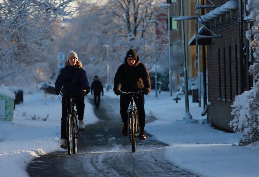 Cyklister i vinterväglag.