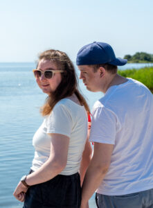 Par som lorem ipsum tittar på varandra och någonting vid en strand