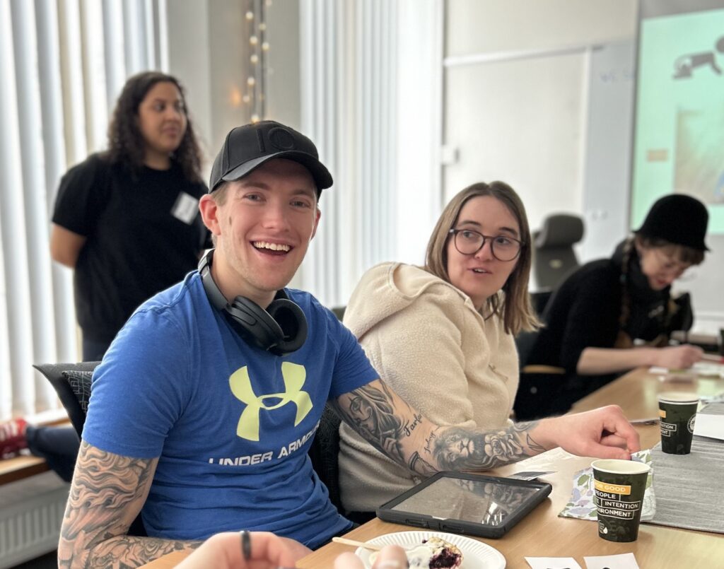 Cirkeldeltagare i Hjärnträff som ser glada ut.